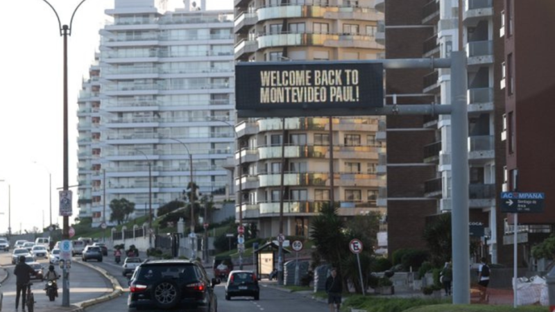 Paul McCartney saludó desde el auto: Montevideo ya lo espera